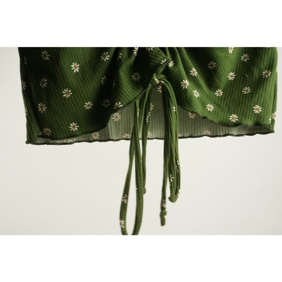 La La Land Creative Co Women's Ruched Crop Top Medium Sage Floral NWT V-Neck - Picture 4 of 7